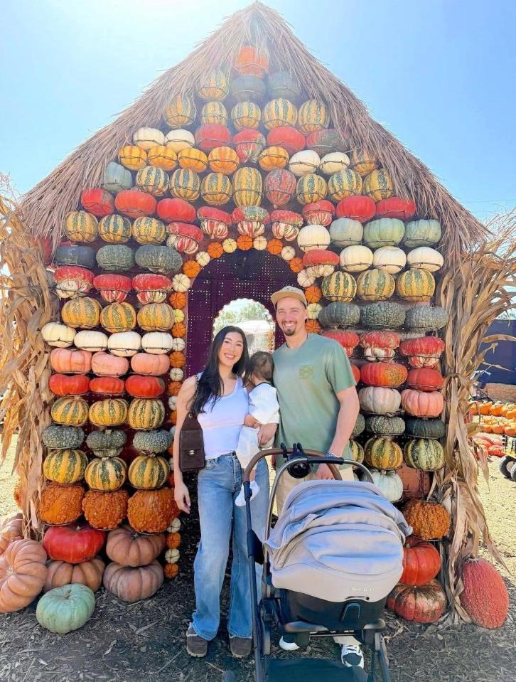 　記念撮影するスネル一家。ドジャーワイブスのインスタグラム（ｌａｄｏｄｇｅｒｗｉｖｅｓ）より 