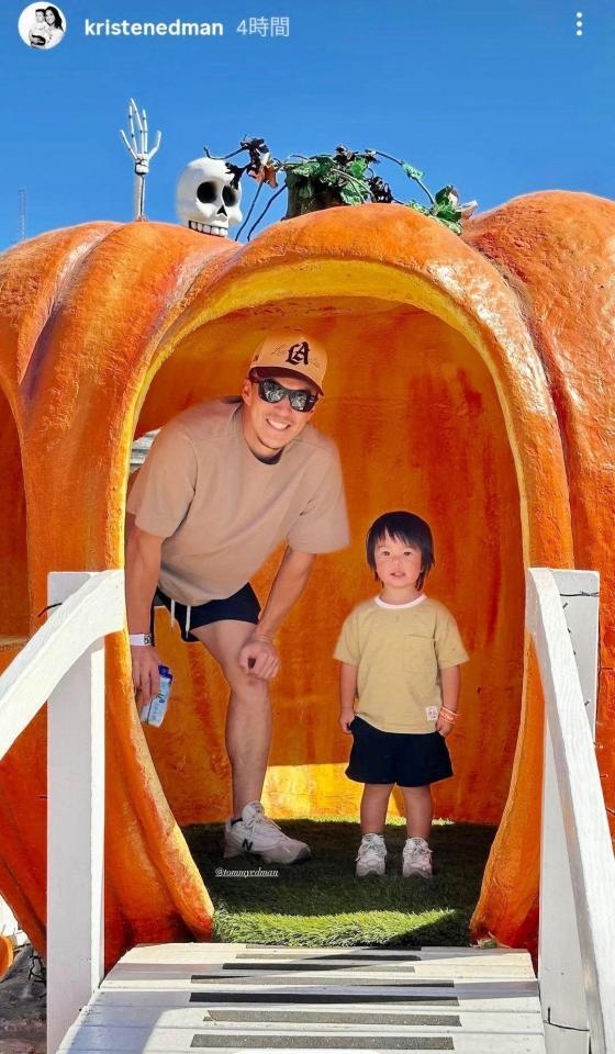 　イーライ君と記念撮影するエドマン。クリステンさんのインスタグラム（ｋｒｉｓｔｅｎｅｄｍａｎ）より