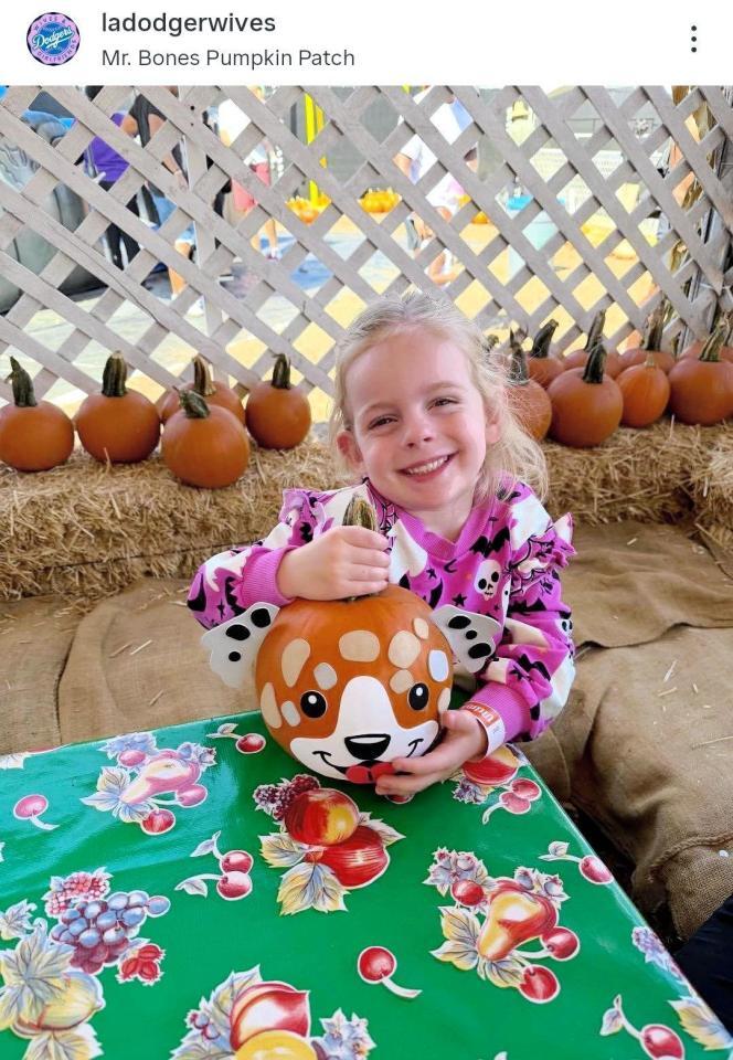 　笑みを浮かべるマンシーの長女・ソフィちゃん。ドジャーワイブスのインスタグラム（ｌａｄｏｄｇｅｒｗｉｖｅｓ）より 