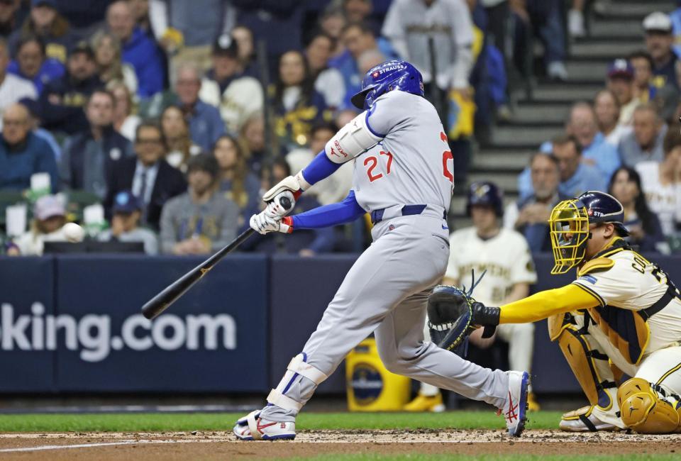 　ブルワーズ戦の２回、同点ソロを放つ鈴木（共同）