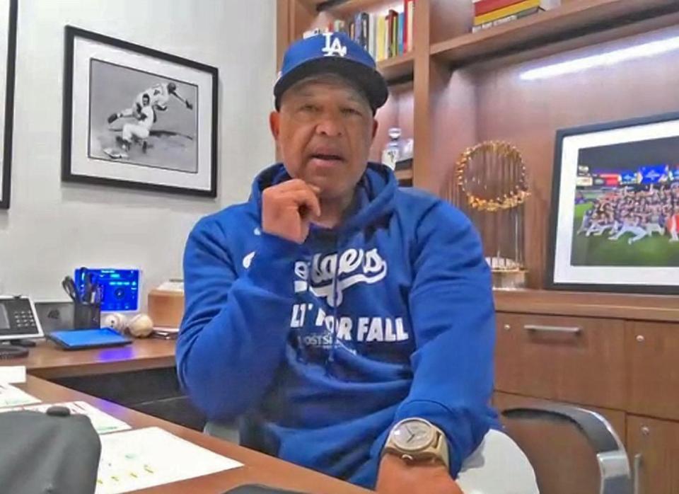 　オンラインで記者会見するドジャースのロバーツ監督（共同）