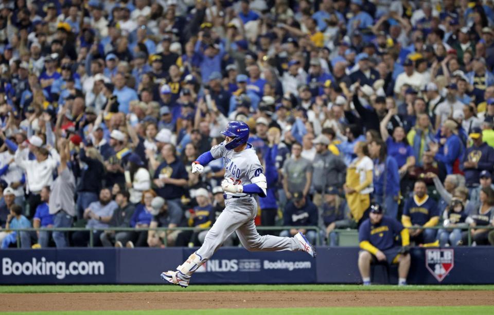 　ブルワーズ戦の２回、同点ソロを放ち塁を回る鈴木（共同）