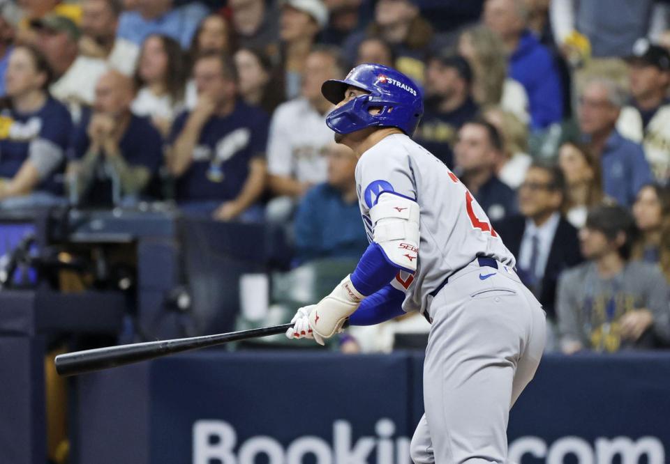 　ブルワーズ戦の２回、同点ソロを放つ鈴木（共同）