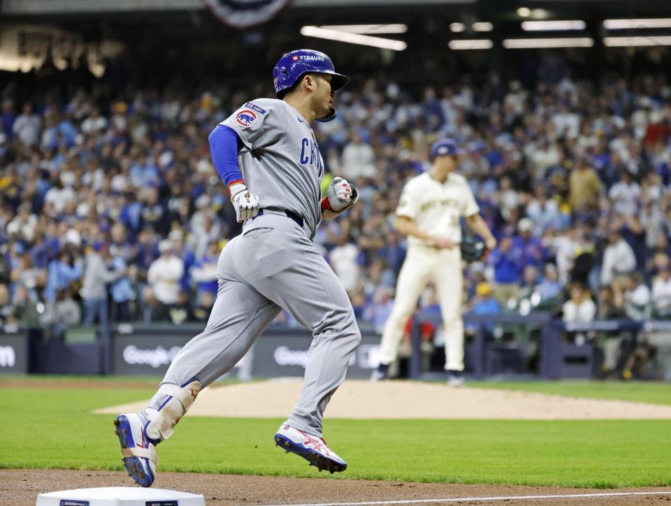 　ブルワーズ戦の２回、同点ソロを放ち塁を回る鈴木。右は投手ミジオロウスキー（共同）