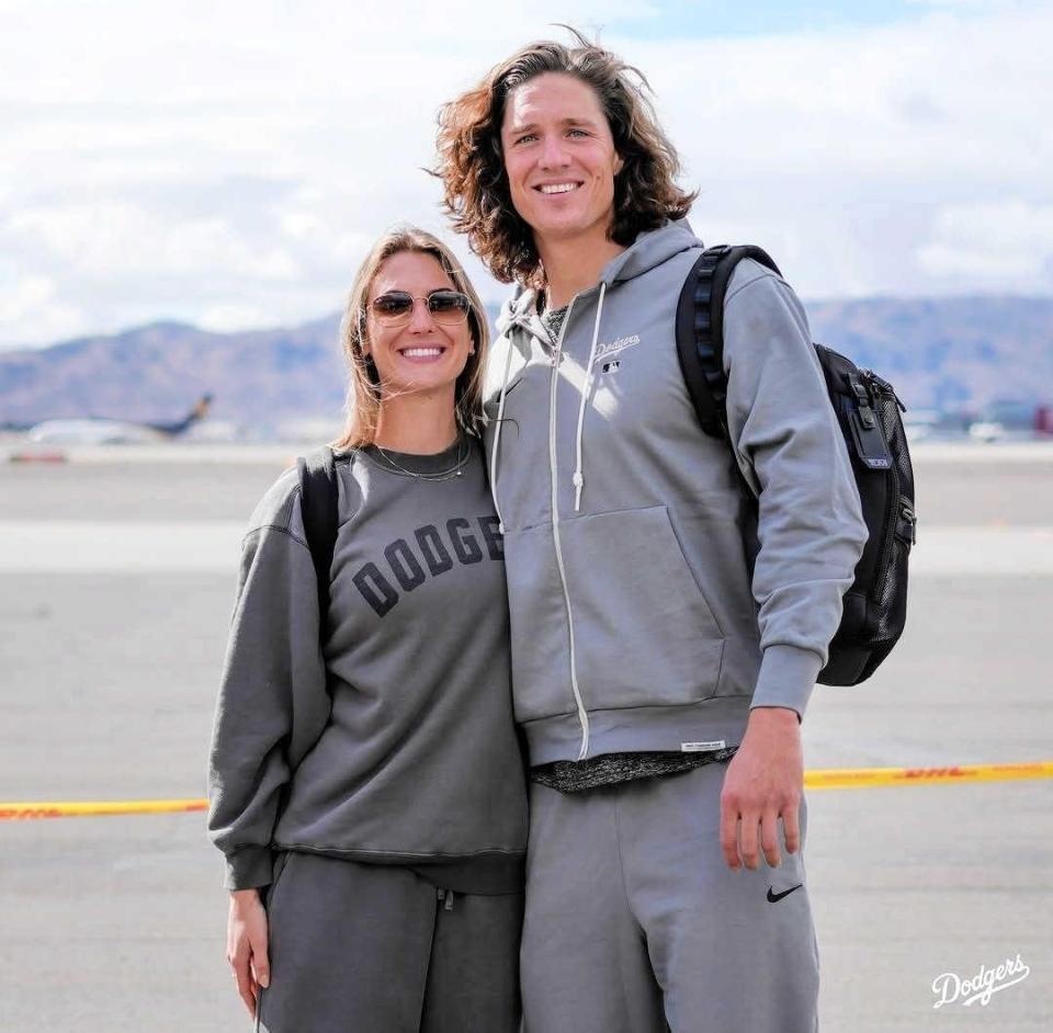 　チャーター機に乗り込むグラスノーと婚約者のメーガンさん（ロサンゼルス・ドジャース提供）