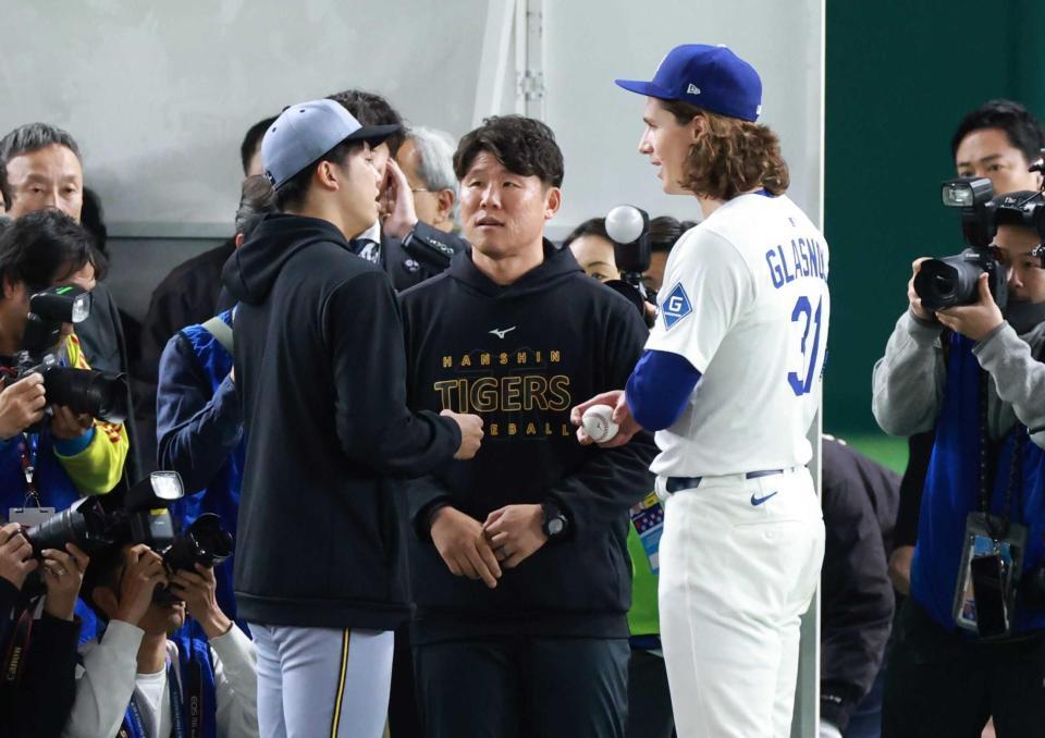 　試合後、話し込む才木とグラスノー＝３月１６日