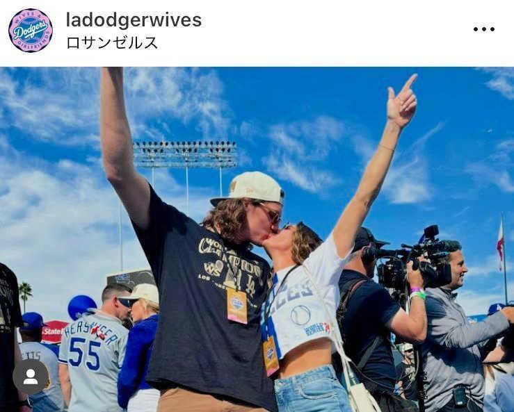 優勝パレードで熱いキス！グラスノーと恋人メーガンさん。ドジャース奥さま会のインスタグラム＠ｌａｄｏｄｇｅｒｗｉｖｅｓより