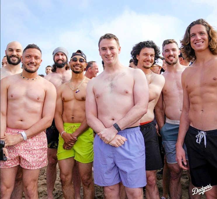 　チャリティー水泳大会に参加したベッツ、ロハス、グラスノーらドジャースナイン（ロサンゼルス・ドジャース提供）