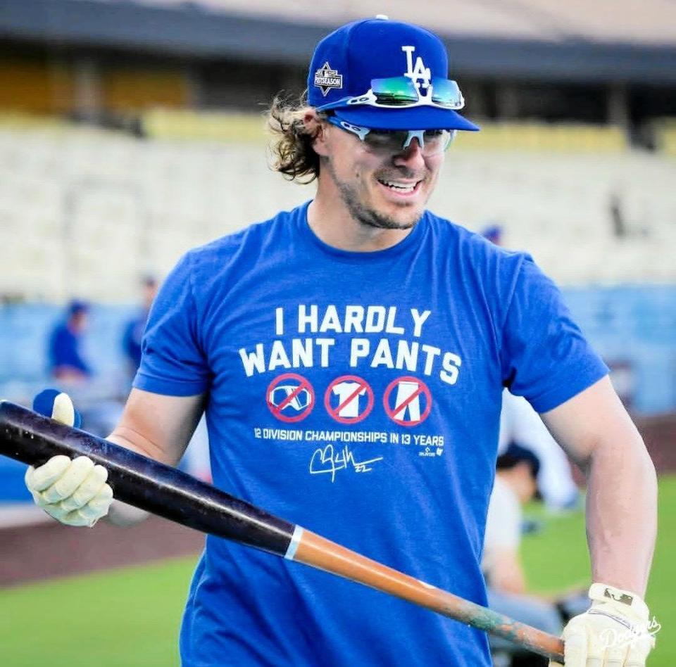 　カーショーの特製Ｔシャツを着て練習するキケ・ヘルナンデス（ロサンゼルス・ドジャース提供）