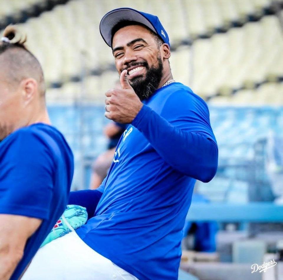 　笑顔でサムアップポーズを見せるテオスカー・ヘルナンデス（ロサンゼルス・ドジャース提供）