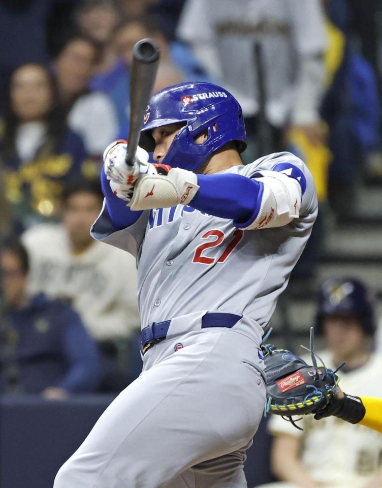 　ブルワーズ戦の２回、同点ソロを放つ鈴木（共同）