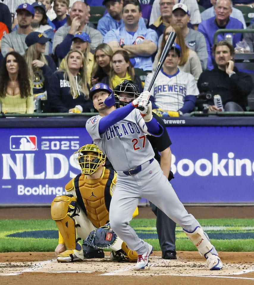 　ブルワーズ戦の２回、同点ソロを放つ鈴木（共同）