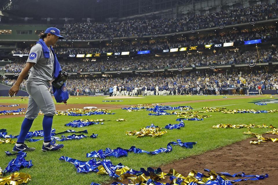 　ブルワーズに敗れて地区シリーズで敗退、引き揚げる今永（共同）