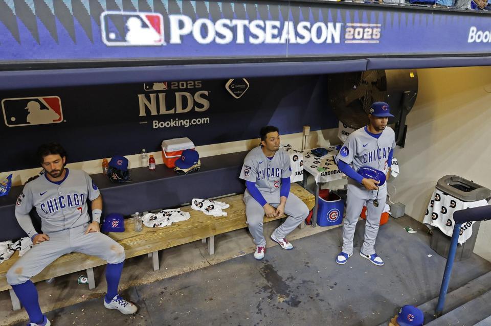 　ブルワーズに敗れて地区シリーズで敗退、ベンチでグラウンドを見つめる鈴木（中央）＝共同