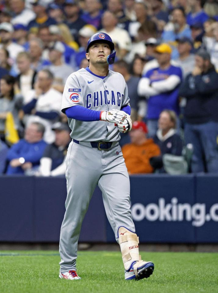 　ブルワーズ戦の６回、左飛に倒れた鈴木（共同）