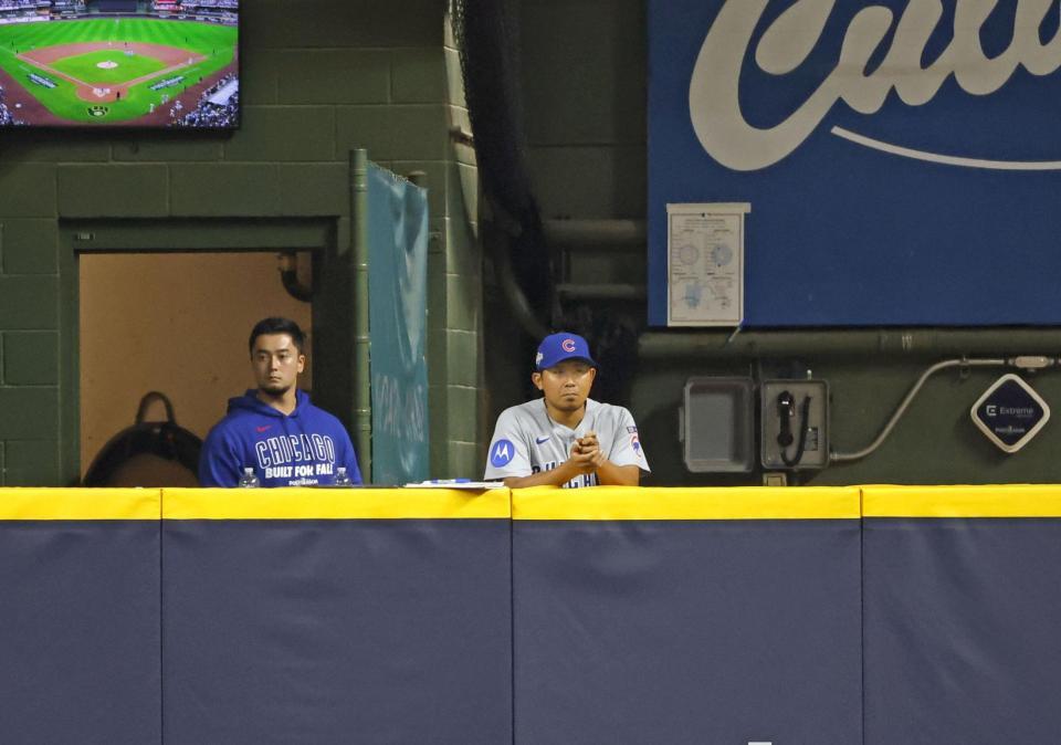 　ブルワーズ戦でブルペン待機する今永（右）＝共同