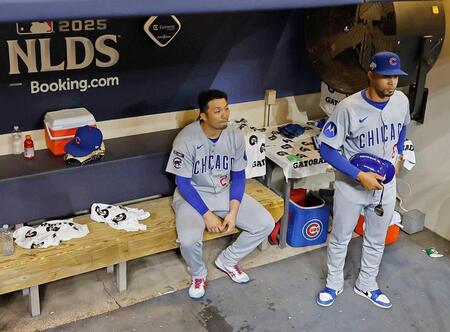 　地区シリーズで敗退し、グラウンドを見つめるカブス・鈴木（共同）