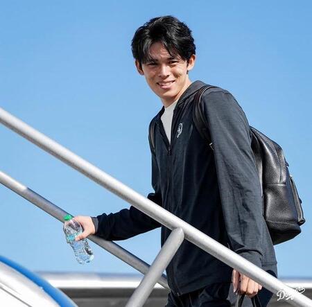 　飛行機に乗り込む佐々木朗希（ロサンゼルス・ドジャース提供）