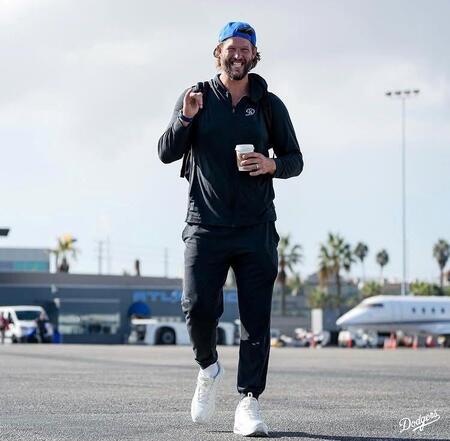 　飛行機に乗り込むクレイトン・カーショー（ロサンゼルス・ドジャース提供）