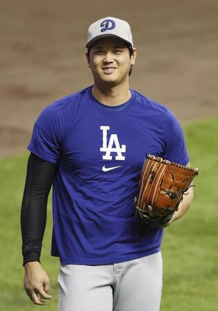 　笑顔を見せる大谷