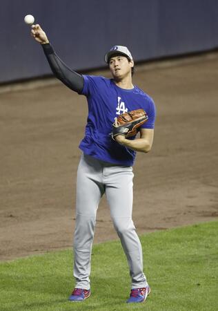 　キャッチボールする大谷