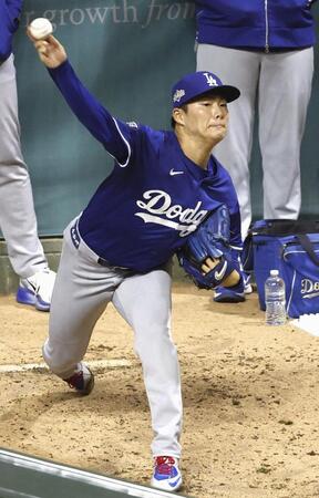 　ブルペンで投球する山本