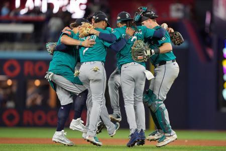 　ブルージェイズとの第１戦を制し、喜ぶマリナーズの選手たち＝１２日、トロント（イマジンイメージズ・ロイター＝共同）