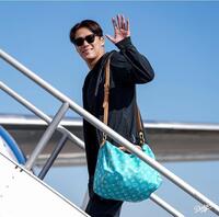 　飛行機に乗り込む山本由伸（ロサンゼルス・ドジャース提供）