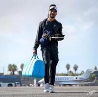 　飛行機に乗り込むムーキー・ベッツ（ロサンゼルス・ドジャース提供）