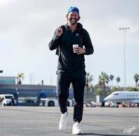 　飛行機に乗り込むクレイトン・カーショー（ロサンゼルス・ドジャース提供）