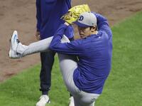 　キャッチボールする佐々木