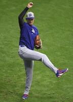 　キャッチボールする大谷