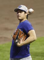 　キャッチボールする大谷