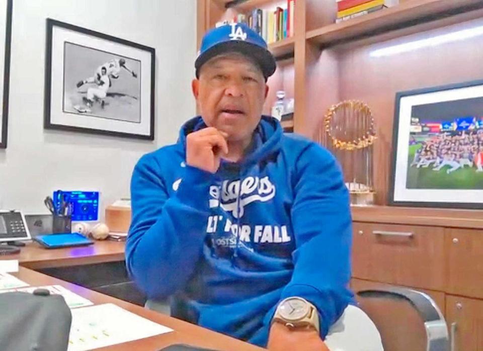 　オンラインで記者会見するドジャースのロバーツ監督（共同）