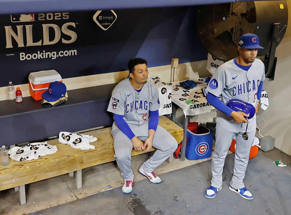 　地区シリーズで敗退し、グラウンドを見つめるカブス・鈴木（共同）