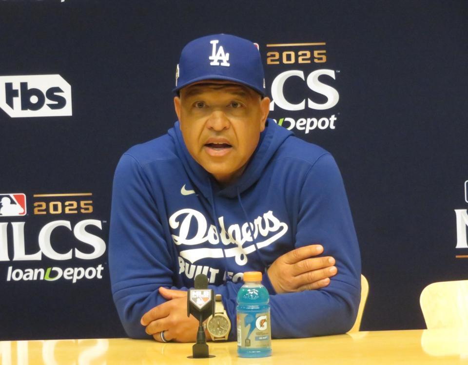 　前日会見に臨むロバーツ監督（撮影・小林信行）