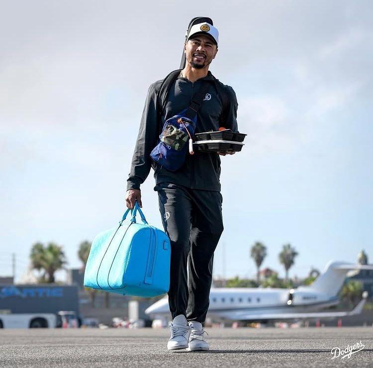 　飛行機に乗り込むムーキー・ベッツ（ロサンゼルス・ドジャース提供）