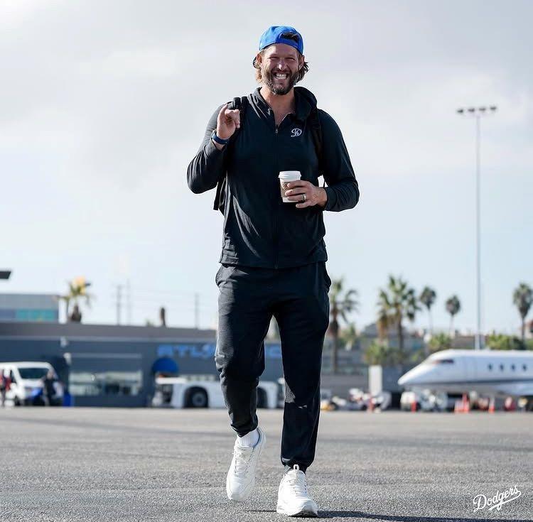 　飛行機に乗り込むクレイトン・カーショー（ロサンゼルス・ドジャース提供）