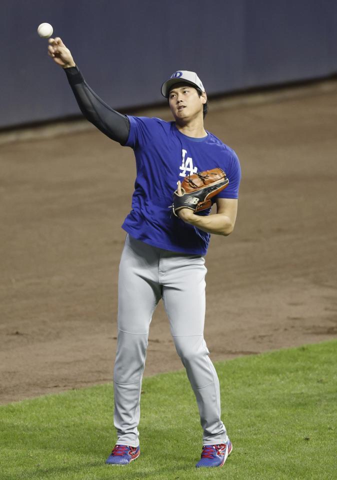 　キャッチボールする大谷