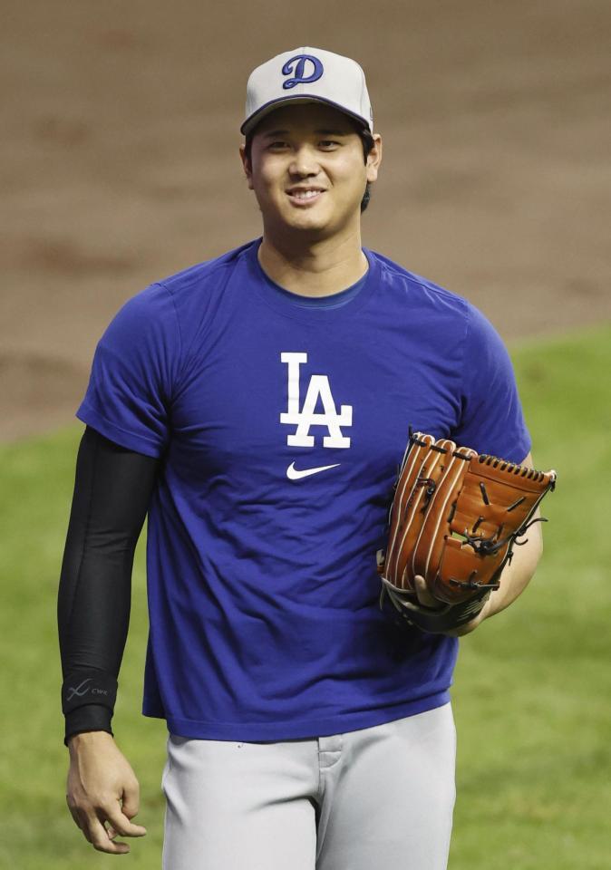 　笑顔を見せる大谷