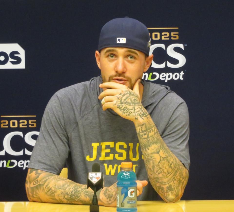 　とても２５歳には見えない貫禄。報道陣の質問に答えるチュラング（撮影・小林信行）