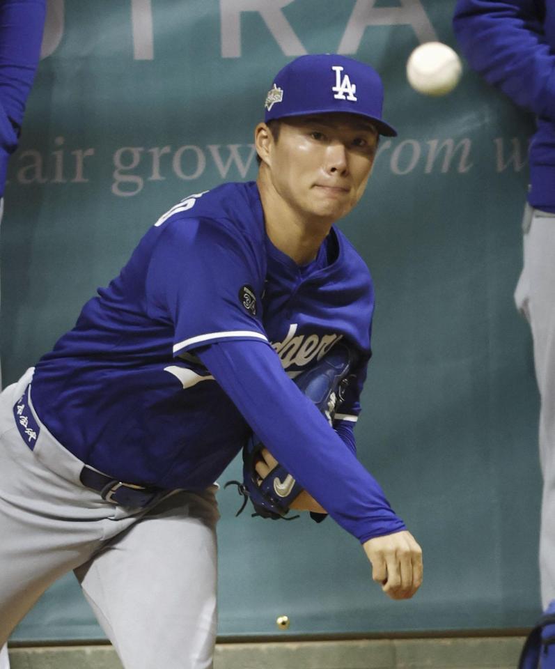 　ブルペンで投球する山本