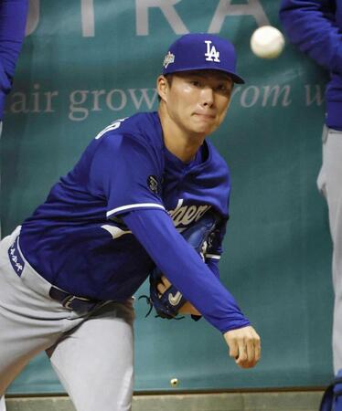 　ブルペンで投球するドジャース・山本（共同）