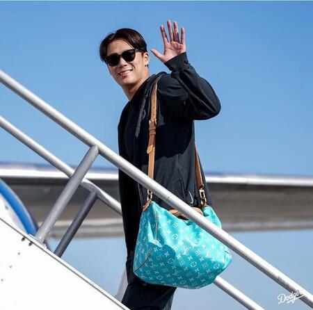 　飛行機に乗り込む山本由伸（ロサンゼルス・ドジャース提供）