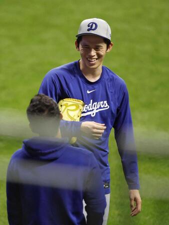 　練習中、笑顔を見せるドジャース・佐々木（共同）