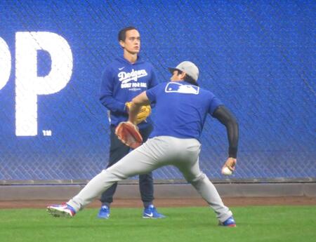 【写真】異例の神サービス！スタンドにボールを投げ入れる大谷翔平