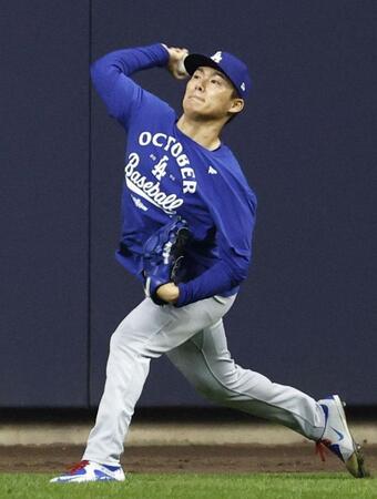 　キャッチボールするドジャース・山本（共同）