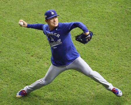 　キャッチボールするドジャース・山本（共同）