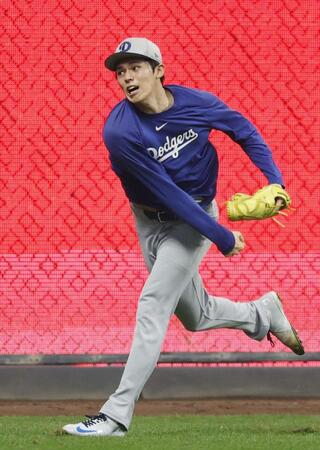 　キャッチボールするドジャース・佐々木（共同）