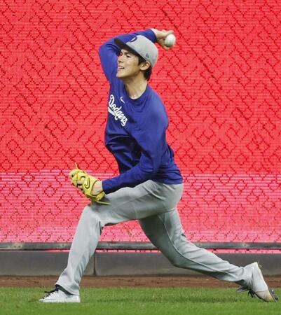 　キャッチボールするドジャース・佐々木（共同）